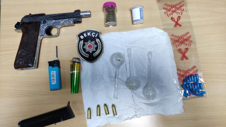 Bekçilerin şüphelendiği şahısların üstünden silah ve uyuşturucu çıktı!