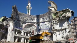 43 yıllık cami yıkıldıktan sonraki ilginç görüntüsüyle dikkat çekiyor