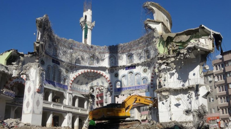 43 yıllık cami yıkıldıktan sonraki ilginç görüntüsüyle dikkat çekiyor