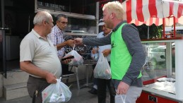 İzmit Belediyesi, kendi ürettiği sebzeleri vatandaşlara dağıtmaya devam ediyor