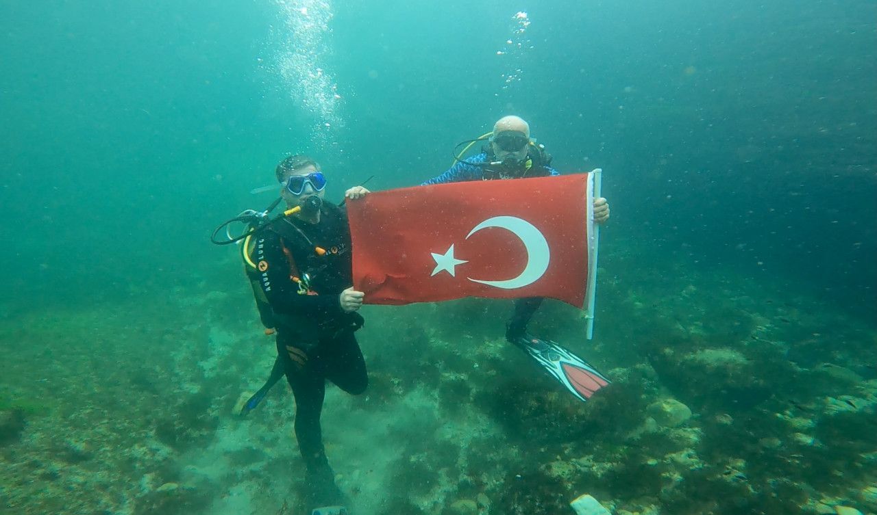 Preveze Deniz Zaferi’ni su altında Türk bayrağı açarak kutladılar