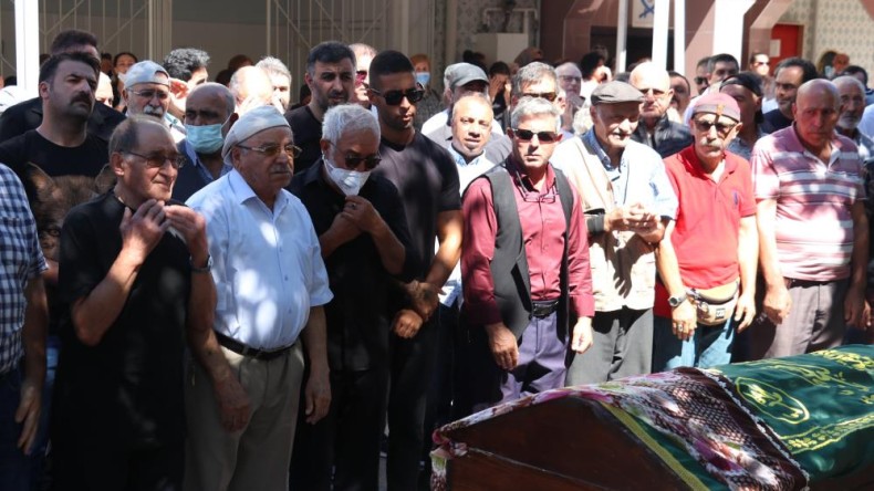 Ünlü oyuncudan annesine en acı görev