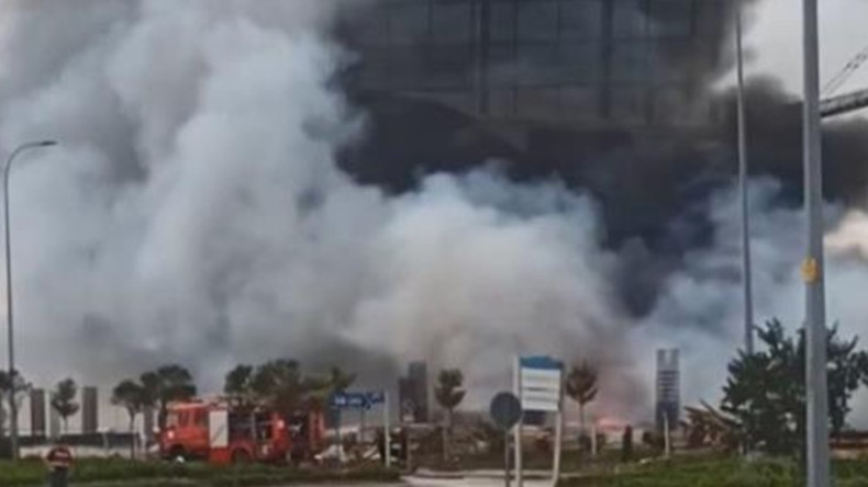 Fabrika inşaatında yangın