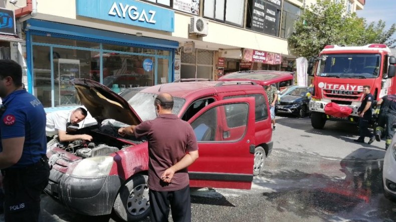 Seyir halindeki araç alev aldı