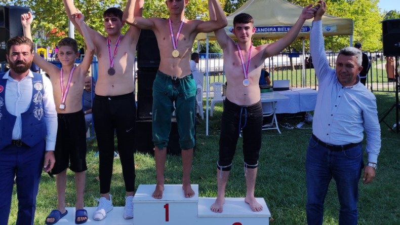 Körfezli genç güreşçiler madalya ile döndü