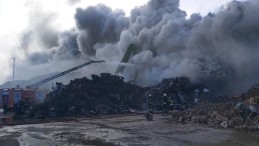 Çelik fabrikasındaki yangın saatlerce söndürülemedi