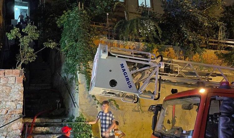 Evini yakmak istedi, içeriden güçlükle çıkarıldı