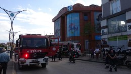 4 katlı binanın çatı katıda çıkan yangın paniğe sebep oldu