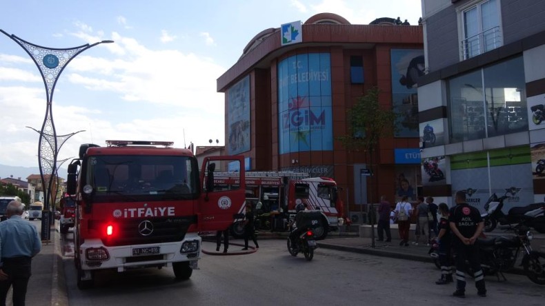 4 katlı binanın çatı katıda çıkan yangın paniğe sebep oldu