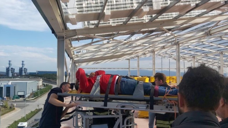 İnşaatın çatısında çalışırken aşağıya düştü!