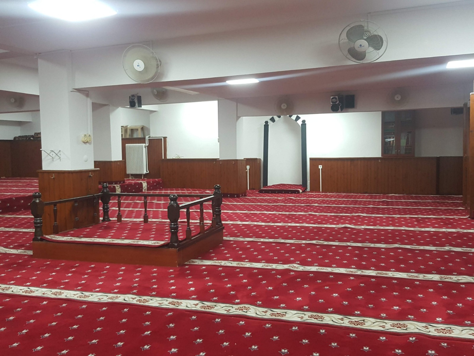 İzmit Belediyesi Karagöz İş Hanı’ndaki mescidi yeniledi