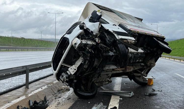 Ayağı direksiyona sıkışan sürücüyü itfaiye ekipleri camı kırarak kurtardı