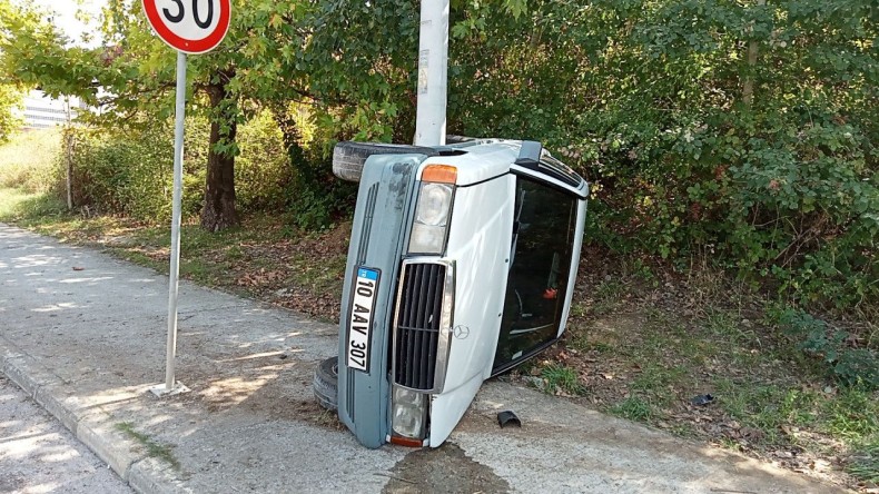 Gölcük’te otomobil devrildi!