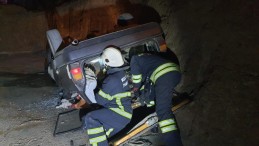 Kontrolden çıkan otomobil inşaat alanına uçtu