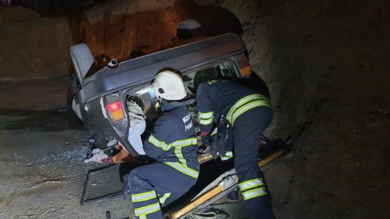 Kontrolden çıkan otomobil inşaat alanına uçtu