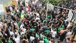 Engin Koyun stattan uzun süre çıkamadı; Çevik kuvvet taraftara müdahale etti