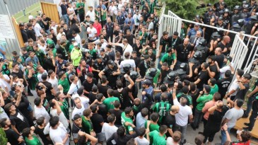 Engin Koyun stattan uzun süre çıkamadı; Çevik kuvvet taraftara müdahale etti