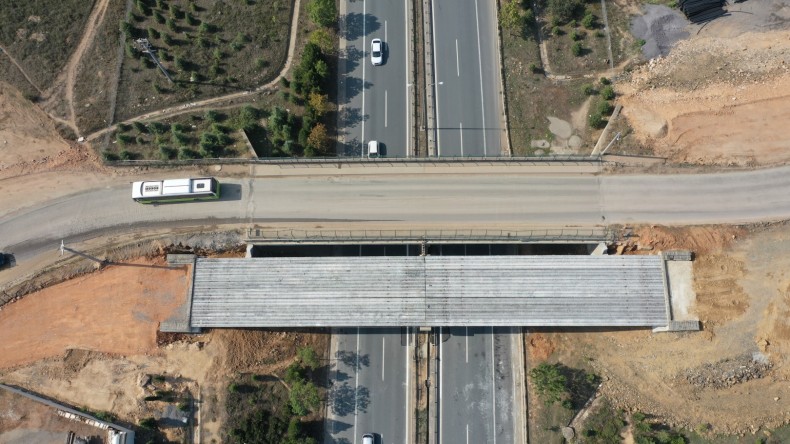 Çayırova Turgut Özal Köprüsü’nde kiriş montajı yapıldı