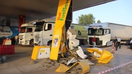 TIR akaryakıt istasyonuna daldı, ortalık savaş alanına döndü