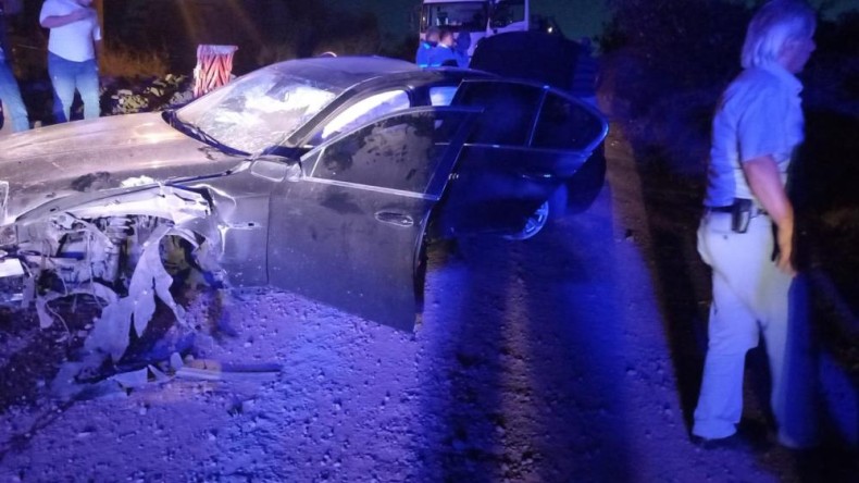 Lüks otomobil taklalar atarak yola uçtu; Yaralılar var!