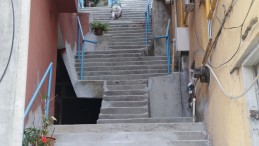 İzmit Belediyesi Yenidoğan’daki merdivenleri yeniledi