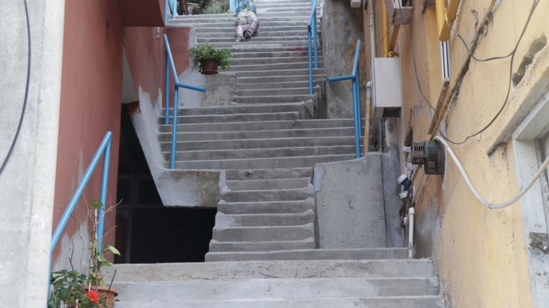 İzmit Belediyesi Yenidoğan’daki merdivenleri yeniledi