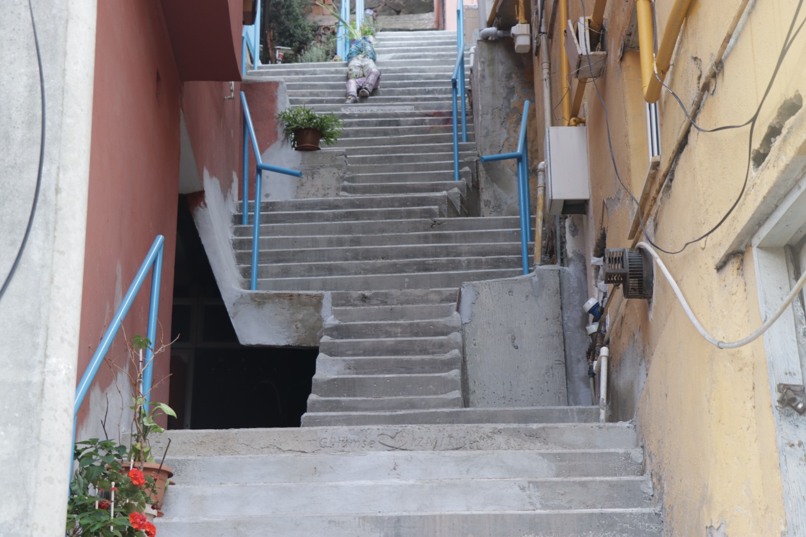 İzmit Belediyesi Yenidoğan’daki merdivenleri yeniledi