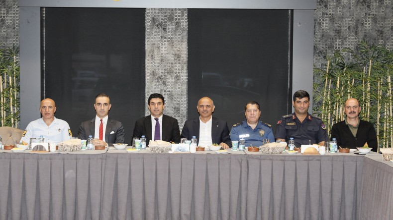 Körfez’de Manap için veda yemeği