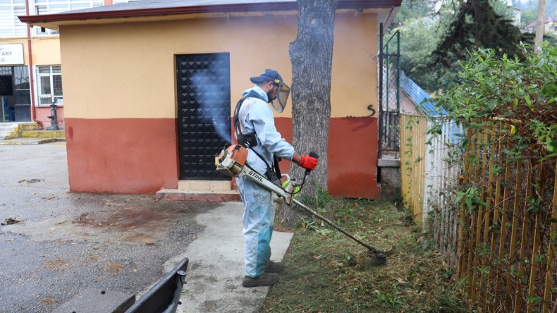 İzmit Belediyesi, yeni dönem öncesi okul bahçelerini elden geçiriyor