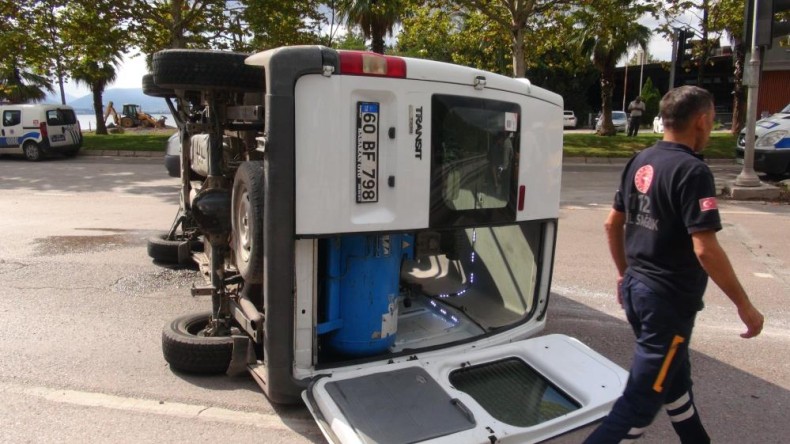 Otomobille çarpışan minibüs devrildi!