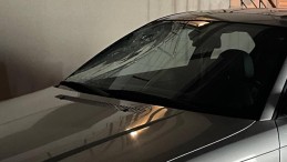 Cenaze evine taziyeye giden 2 arkadaşa otomobil çarptı!