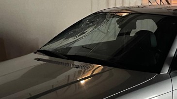 Cenaze evine taziyeye giden 2 arkadaşa otomobil çarptı!