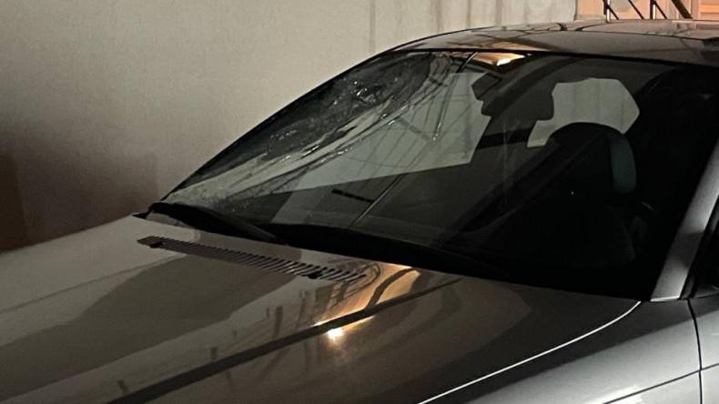 Cenaze evine taziyeye giden 2 arkadaşa otomobil çarptı!