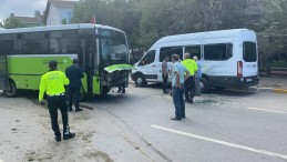 Seyir halindeyken park halindeki servise çarptı: 3 yaralı