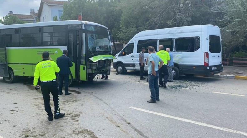 Seyir halindeyken park halindeki servise çarptı: 3 yaralı