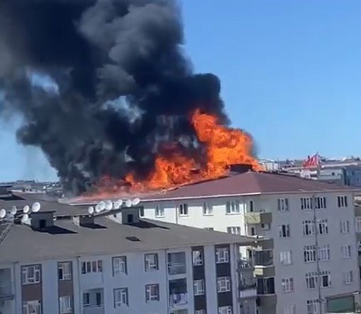 İzolasyon çalışması sırasında yangın çıktı, çatı cayır cayır yandı