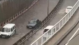 Kocaeli’de sağanak yolları göle döndürdü