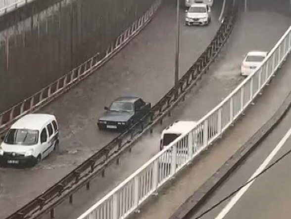 Kocaeli’de sağanak yolları göle döndürdü