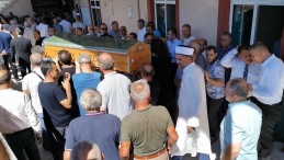 Öğrencileri öğretmenini son yolculuğuna uğurladı