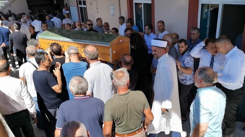 Öğrencileri öğretmenini son yolculuğuna uğurladı