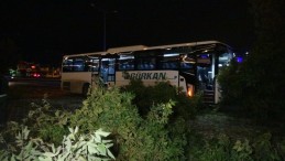 Kontrolden çıkan servis ağaçlara çarparak durabildi