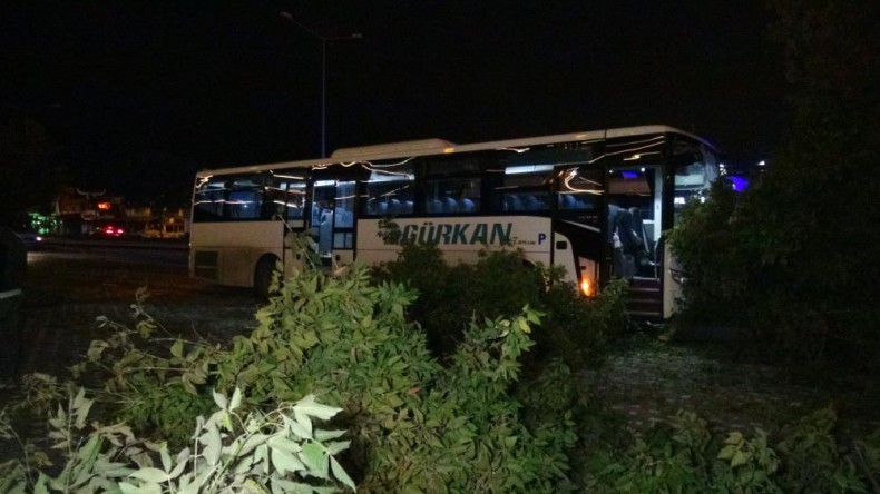 Kontrolden çıkan servis ağaçlara çarparak durabildi