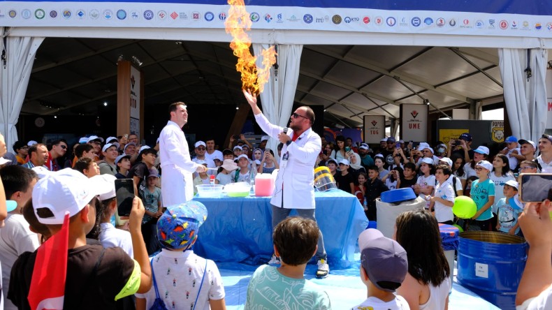 Bakan Varank, Kocaeli Bilim Merkezi’nin şovlarına hayran kaldı