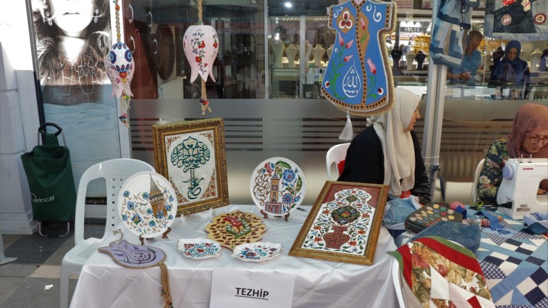 İZMEK Tanıtım Günleri Belsa Plaza önünde başladı