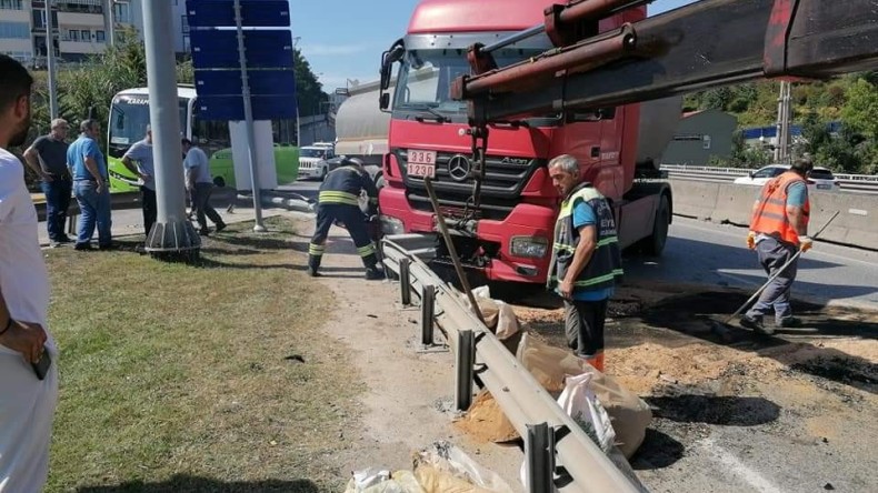 Bariyerlere çarpan tırdan burnu bile kanamadan çıktı!