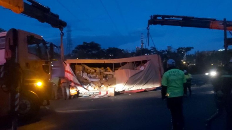 Kargo yüklü dorse tırdan ayrılarak TEM’de devrildi
