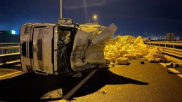 Tekstil malzemesi yüklü tır yola devrildi!