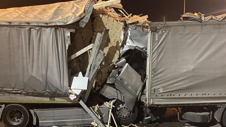 TEM’de 3 tır birbirine girdi: 1 ağır yaralı