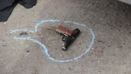 Havaya ateş ederken omzundan yaralandı