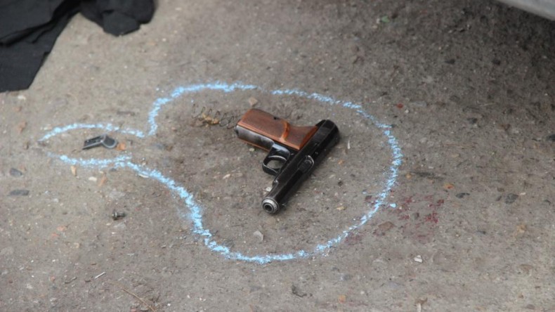 Havaya ateş ederken omzundan yaralandı